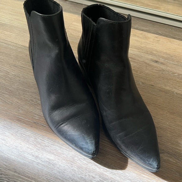 Comfortable ankle boot. - Picture 3 of 4